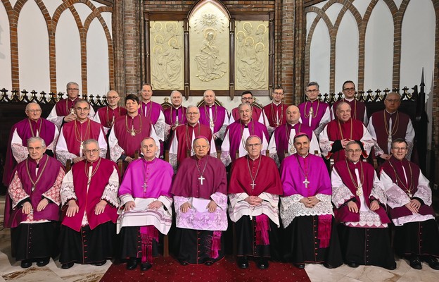 W uroczystości udział wzięli biskupi oraz kanonicy Kapituły Katedralnej