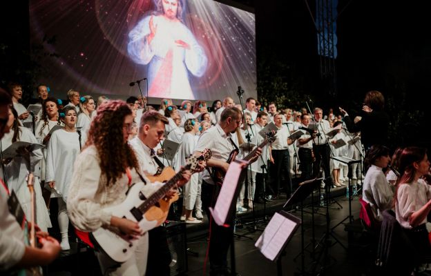 U podnóża Gór Sowich w uroczystość Bożego Ciała koncertowo zapełniają przestrzeń znakomite aranżacje orkiestrowe i harmonia brzmień wokalnych
