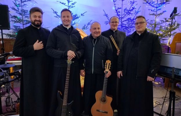 Zespół muzyczny kapłanów: od lewej:   ks. T. Gałuszka, ks. M. Mądro, ks. Ł. Mariuszyc, ks. R. Sowa, ks. W. Niemiec