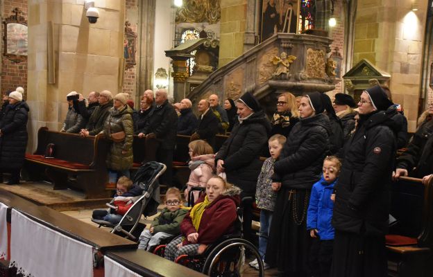 Chorzy oraz ich opiekunowie modlili się w katedrze wrocławskiej