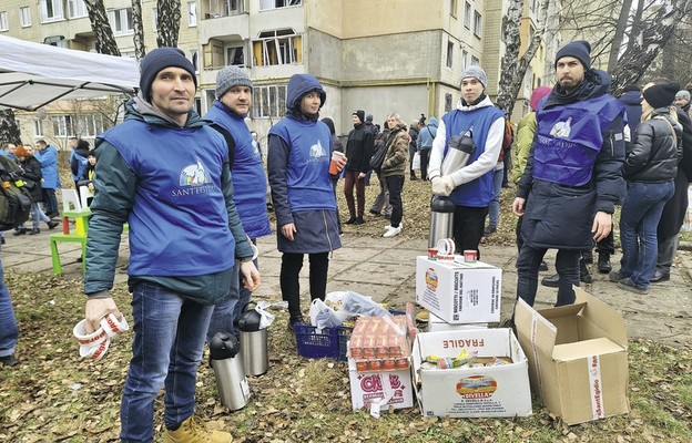 Wspólnota Sant’Egidio jest obecna w Ukrainie od 30 lat, stworzyli rozległą sieć pomocy humanitarnej. Co tydzień tysiące paczek
żywnościowych trafia do wysiedlonych rodzin