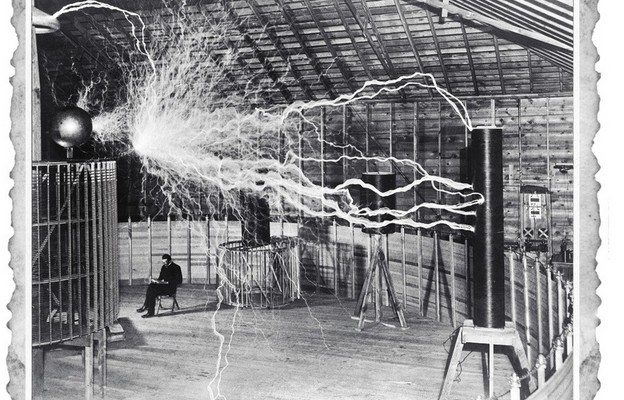 Nikola Tesla w swoim laboratorium,
około roku 1899