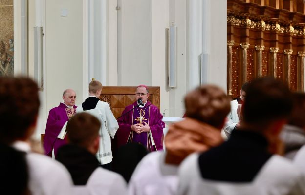 Bp Przybylski: nasi zmarli biskupi byli znakiem Jezusa w Kościele