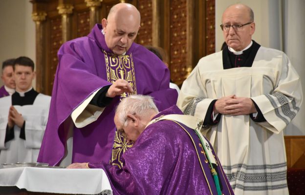 Abp Depo: posypanie głów popiołem nie jest liturgicznym celebrowaniem smutku