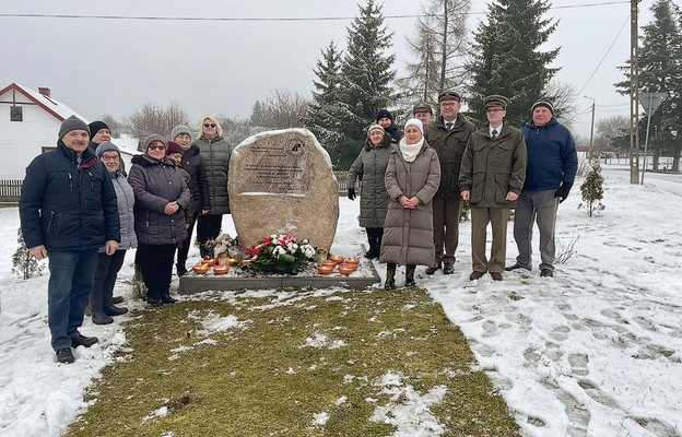 Obelisk upamiętniający leśników i ich rodziny z Nadleśnictw Nurzec i Mielnik, wywiezionych na Syberię w 1940 r.