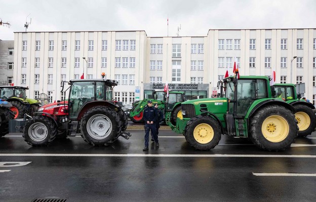 Rolnicy na drogach/ Niektóre blokady rozpoczęły się w nocy, więcej utrudnień spodziewanych od rana