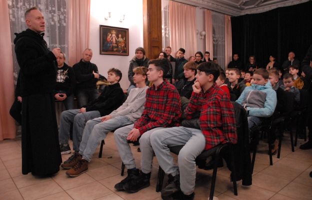 Spotkanie organizacyjne dla młodych chłopców poprowadził ks. Dominik Chmielewski, założyciel wspólnoty Wojowników Maryi. 