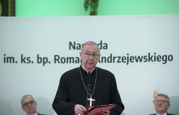 Metropolita poznański abp Stanisław Gądecki na jubileuszowej XX gali wręczenia wyróżnienia przyznawanego przez Fundację Solidarna Wieś.
