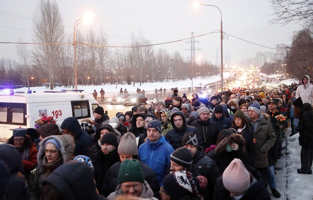 Rosjanie zbierają się, aby złożyć hołd zmarłemu liderowi rosyjskiej opozycji Aleksiejowi Nawalnemu podczas jego pogrzebu na cmentarzu Borysowskoje w Moskwie