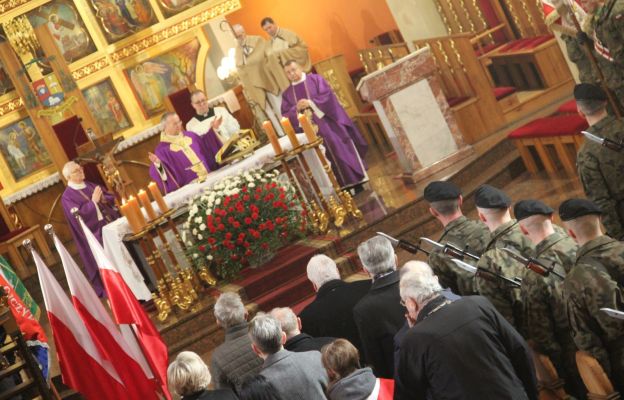 Dziś przez modlitwę, a także wdzięczną pamięć wspominamy ich samotną walkę i składamy kwiaty w wielu miejscach ich więzień i tortur na terenie całej Polski, a także naszego miasta – mówił biskup diecezjalny