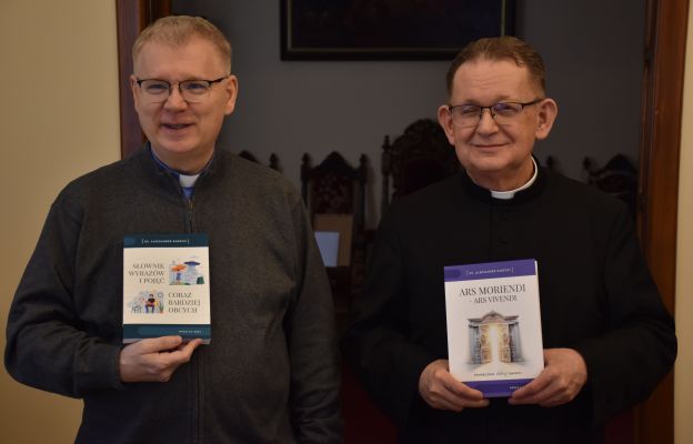 Ks. Paweł Cembrowicz i ks. Aleksander Radecki promują dwie ostatnie książki ks. Radeckiego