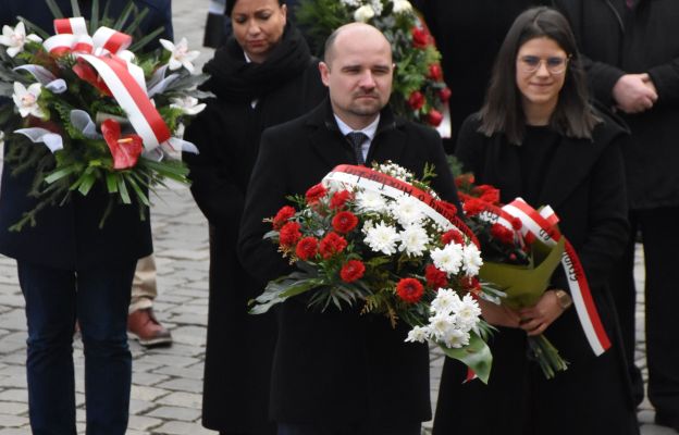 Kwiaty składał m.in. Kamil Dworaczek, dyrektor wrocławskiego oddziału IPN