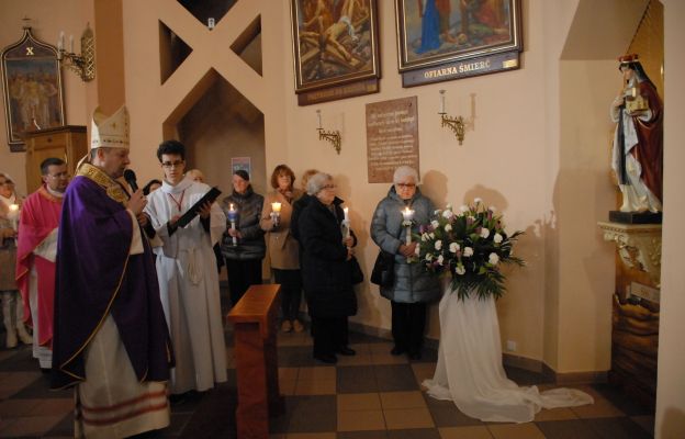 Ołtarz i figurę św. Jadwigi poświęcił bp Piotr Wawrzynek. Przy ołtarzu ze świecami stały członkinie trzeciej róży Żywego Różańca, którym patronuje właśnie św. Jadwiga.