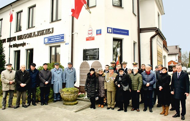 Przy tablicy upamiętniającej ofiary NKWD i UB