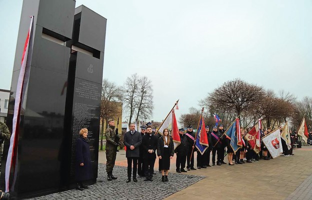 W odsłonięciu pomnika wzięły udział rodziny pomordowanych