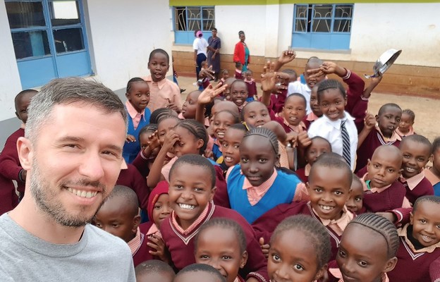 Błażej Jaszczurowski z grupą dzieci na misjach w Kenii