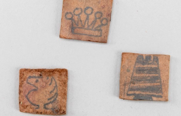 Figury szachowe znaleziono pod podłogą jednego z bloków Auschwitz