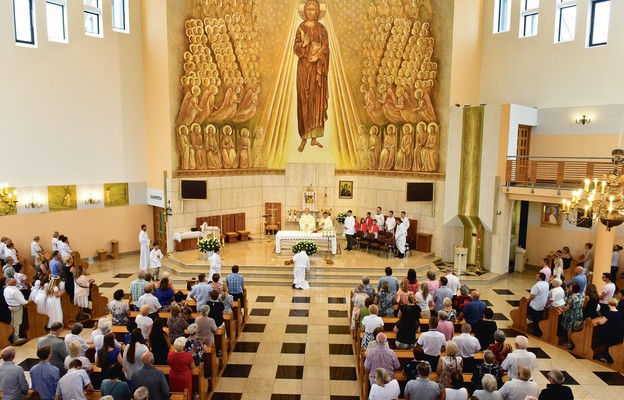 Wspólnota parafialna podczas niedzielnej Eucharystii