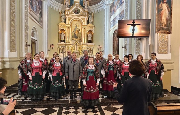 Zespół wykonał oprawę muzyczną Mszy św., a po jej zakończeniu zaprezentował koncert pieśni patriotycznych i religijnych