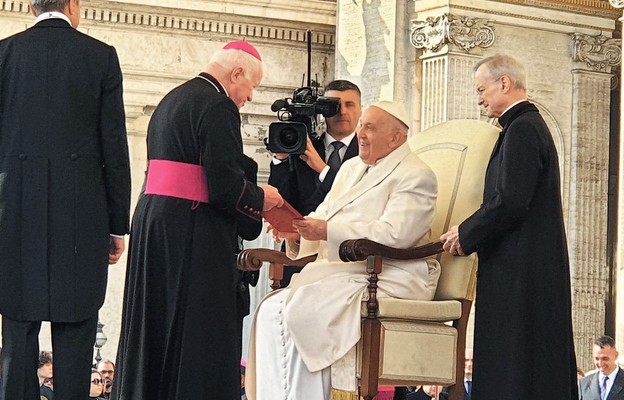 Abp Adam Szal wręczył papieżowi Franciszkowi książkę o rodzinie Ulmów