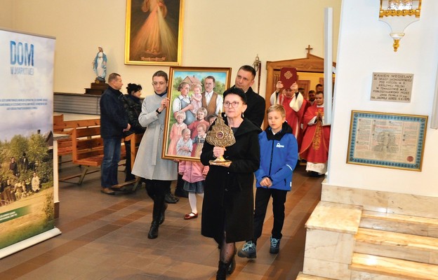 Wprowadzenie relikwii w parafii NMP Królowej Polski w Tomaszowie Mazowieckim