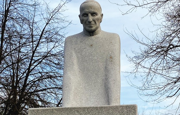 Pomnik „Proboszcza Majdanka”