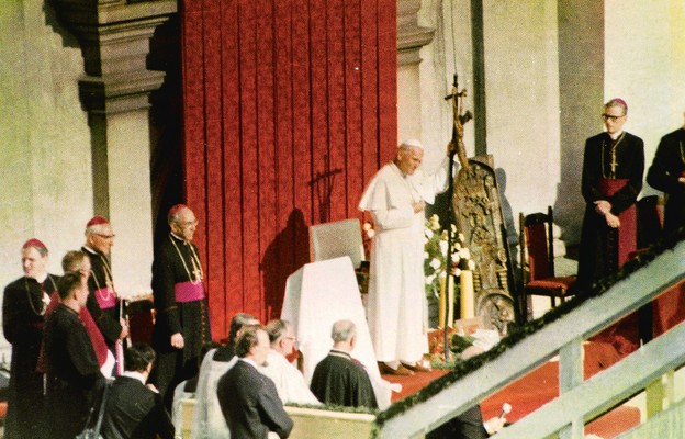 Jan Paweł II przed kościołem św. Zygmunta w Częstochowie wita Matkę Bożą na szlaku peregrynacji, 4.06.1979