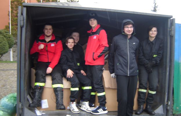 Do pomocy przy sprawnym odbiorze makulatury i umieszczaniu jej w kontenerach włączyła się młodzieżowa drużyna OSP Kolanów