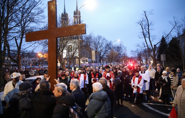 Warszawa: ulicami Żoliborza przeszła Ogólnopolska Droga Krzyżowa Ludzi Pracy