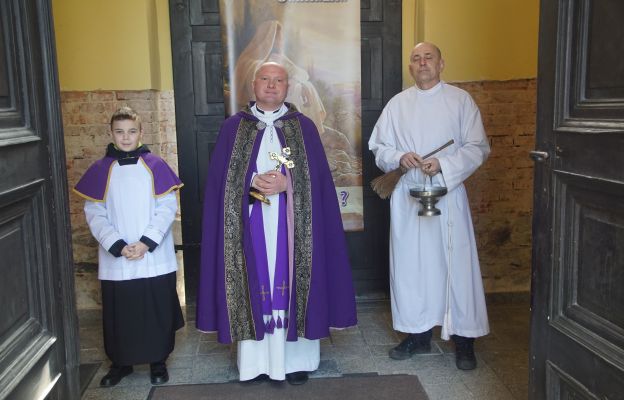 ks. Sebastian Nawrocki z asystą w oczekiwaniu na liturgiczne powitanie biskupa