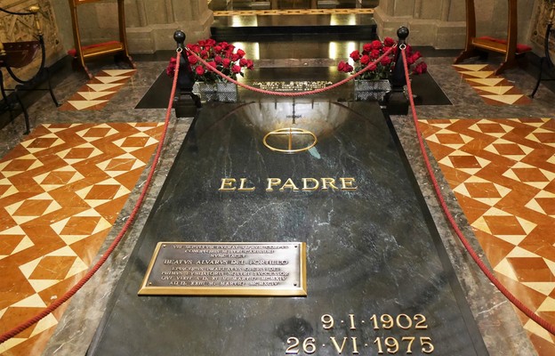 Grób bp. Álvaro del Portillo, ktorego ciało spoczywa w dawnym grobie Josemarii Escriva de Balaguera