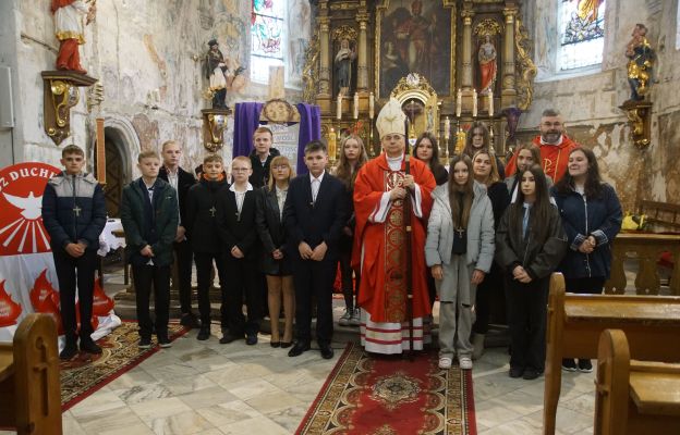 Bierzmowana młodzież z parafii Doboszowice wraz z biskupem i proboszczem