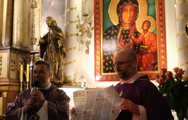 O. Samuel Pacholski przekazuje na rzecz wrocławskiego sanktuarium faksymile milenijnego Aktu oddania Polski w macierzyńską niewolę Maryi Matki Kościoła