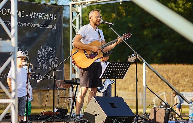 W stowarzyszeniu Jakub posługuje muzycznie, pomaga też w organizacji wypraw