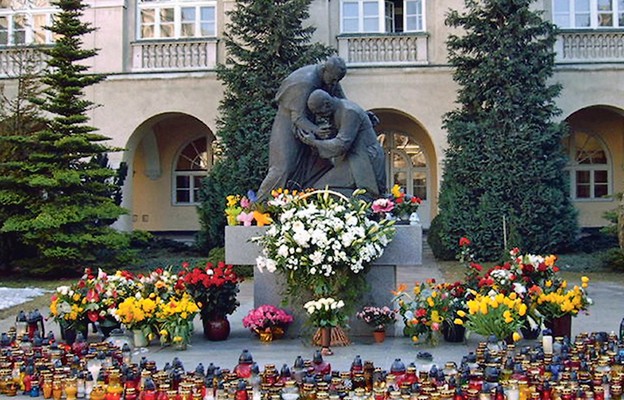 Pomnik na dziedzińcu KUL przedstawia Jana Pawła II i kard. Stefana Wyszyńskiego zastygłych w serdecznym uścisku