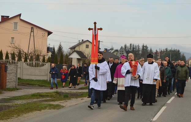 Ważnym i unikatowym zwyczajem jest procesja Emaus w parafii Suków w Poniedziałek Wielkanocny