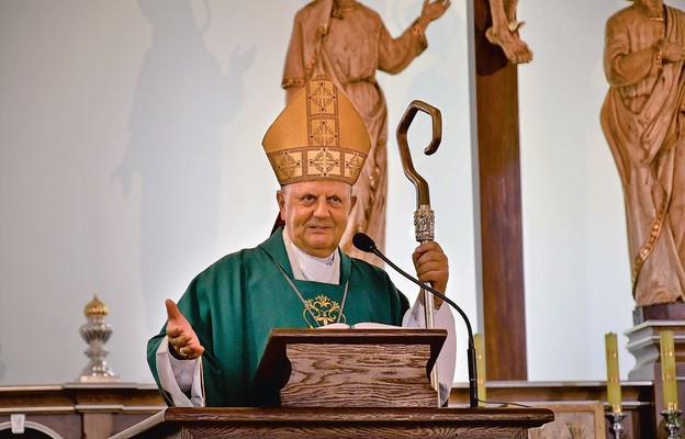 Biskup Tadeusz Pikus podczas wizytacji kanonicznej w parafii Jerzyska
