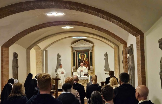 Moranna Msza św. w poslkiej kaplicy w Grotach Watykańskich. Homilie wygłosił ks. Paweł Rytel-Andrianik