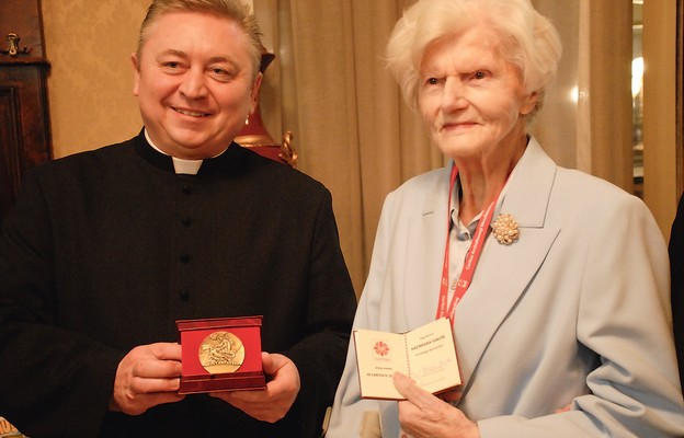 Pani Kazimiera została odznaczona złotym medalem In Caritate Servire