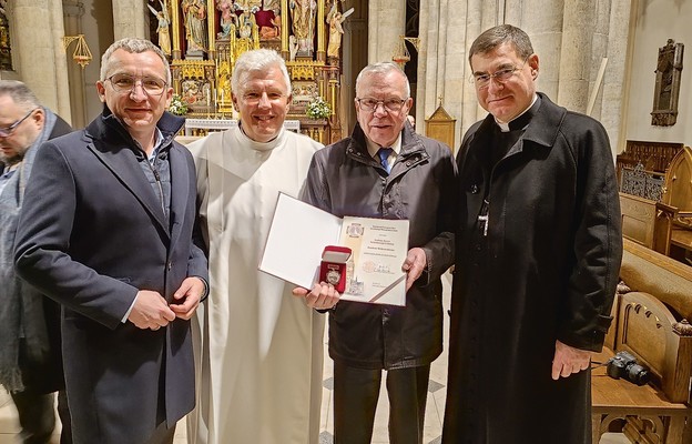Pracownik Caritas otrzymał Srebrny Krzyż za posługę na rzecz parafii