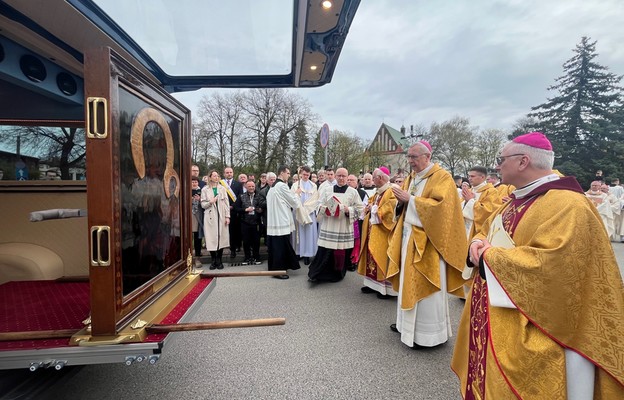 Inauguracja nawiedzenia Obrazu Jasnogórskiego w arch. częstochowskiej: Bóg ma być naszym autorytetem