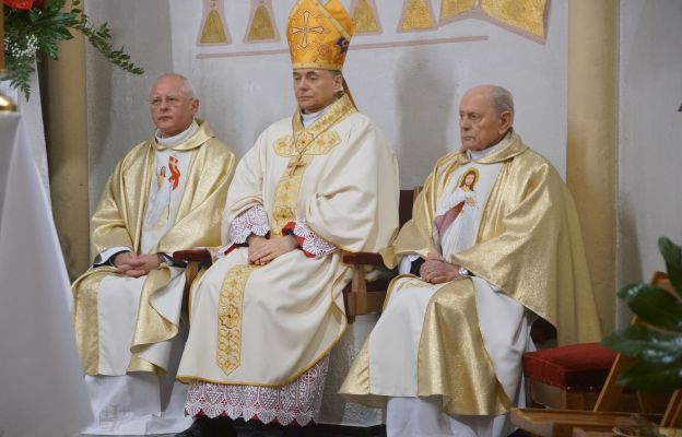 Biskup Adam Bałabuch w asyście kapłanów z parafii św. Barbary