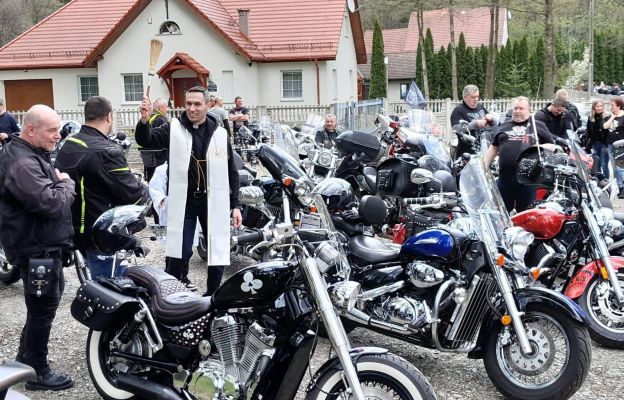 Ks. Marcin Mazur podczas poświęcenia motocykli