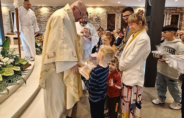 Tym, co wyróżnia tę niewielką parafię, nie są mury, ale przede wszystkim wspólnota ludzi