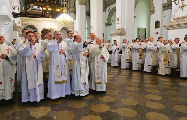 Kapłani uczestniczący w Mszy Krzyżma