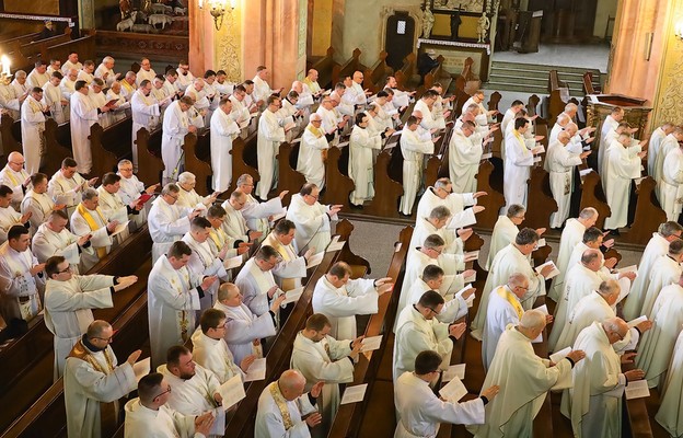 Kapłani w czasie Mszy Krzyżma