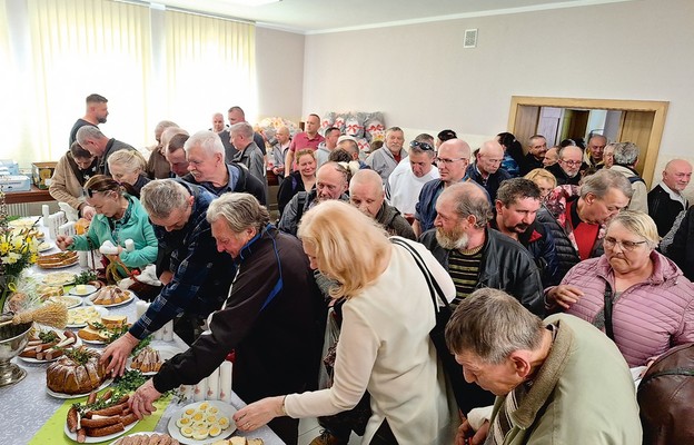 Dla uczestników śniadania przygotowano wielkanocne potrawy