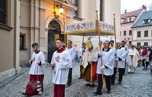 Mszę św. tradycyjnie rozpoczęła procesja wokół świątyni