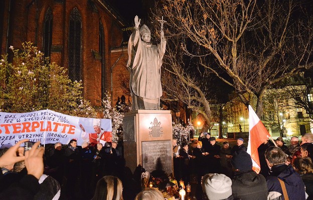 Legniczanie zgromadzili się pod pomnikiem Jana Pawła II