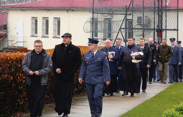 Biskupa Piotra powitał dyrektor ZK mjr Mateusz Jaraczewski i kapelan ks. Artur Węgiel